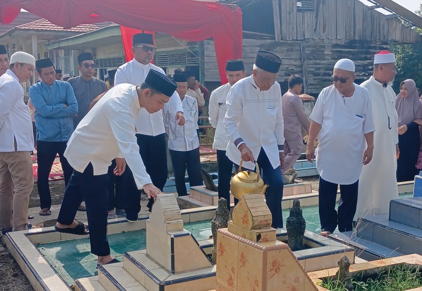 Sambut Ramadan 1447 H, Bupati Zukri Ikuti Tradisi Ziarah Kubur di Kuala Terusan