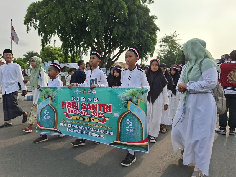 Kirab Santri Situbondo Tampilkan Teatrikal Resolusi Jihad Kiai Melawan Penjajah