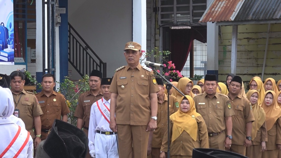 Bupati Herman Tekankan Pembentukan Karakter Saat Pimpin Apel Hari Pertama Sekolah di SMPN 1 Tembilahan Hulu