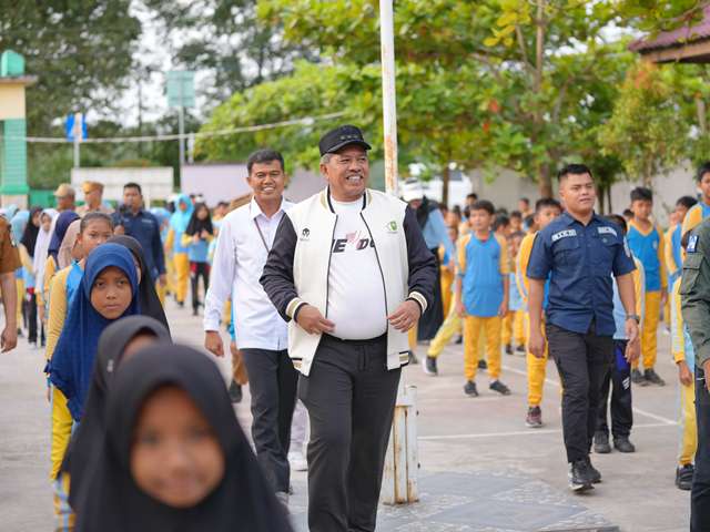 Alfedri Sambut Pelajar Perdana Masuk Sekolah Pasca Libur Panjang