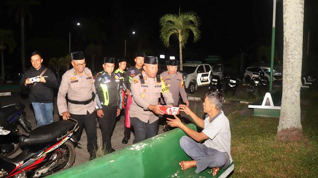 Gelar Sahur On the Road, Kapolres Kep Meranti Sapa Keluarga Pasien