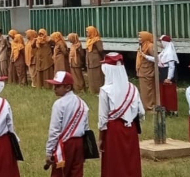 Plt Kepsek Syafridah Ajak Siswa SDN 005 Sungai Raya Disiplin dan Cinta Lingkungan