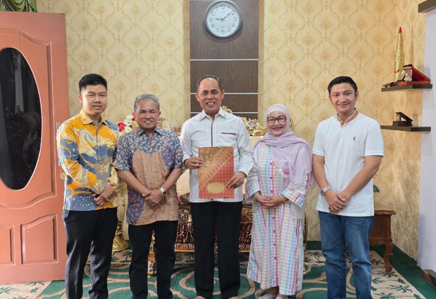 Pembina Indra Education Colleg Bertemu Bupati Inhil untuk Kemajuan UNISI