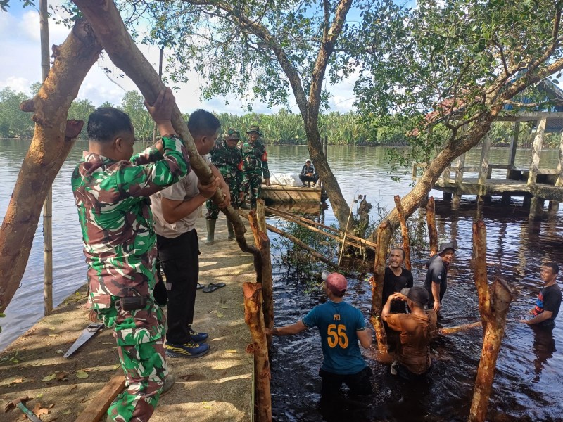 Polsek Pelangiran Bersama Forkopincam Ikut Membangun Infrastruktur Pelabuhan Warga Secara Swadaya