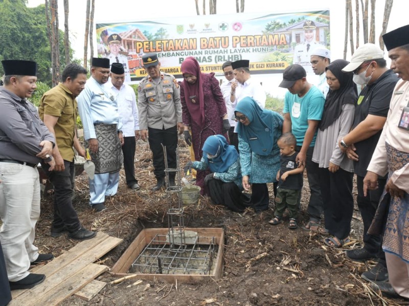 Tekan Risiko Stunting, Yuliantini dan Katerina Letakkan Batu Pertama Pembangunan Rumah Layak Huni di Sungai Luar