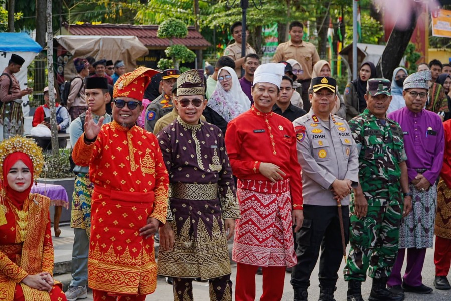 Bupati Zukri Pelalawan Lepas Pawai Budaya Hari Jadi ke-26 Kabupaten Pelalawan