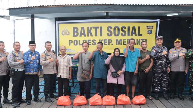 Bakti Sosial, Kapolres Kepulauan Meranti Bagikan Paket Sembako