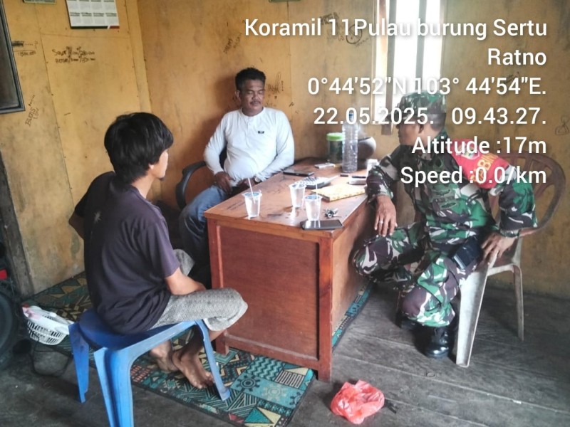 Babinsa Bukit Sari Intan Jaya Tingkatkan Kewaspadaan Karhutla melalui Komunikasi Sosial