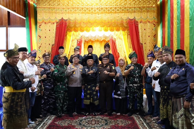 Kapolres Meranti Diganjar Gelar Datuk dalam Silaturahmi Kebudayaan LAMR