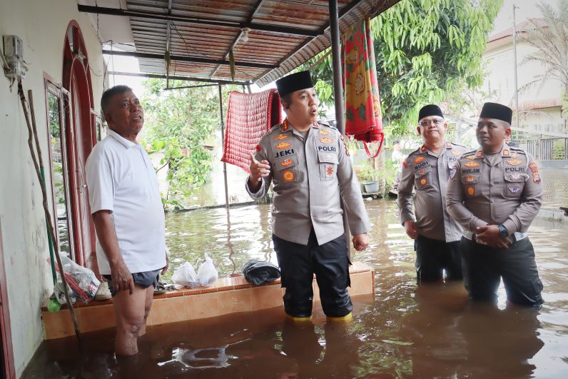 Kapolresta Pekanbaru Kunjungi Korban Banjir Rumbai dan Serahkan Bantuan Bahan Pokok