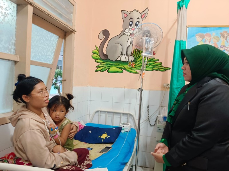 Wabup Mbak Ulfi Jenguk Balita yang Digigit Ular Kobra, Dirawat Intensif di RS Situbondo
