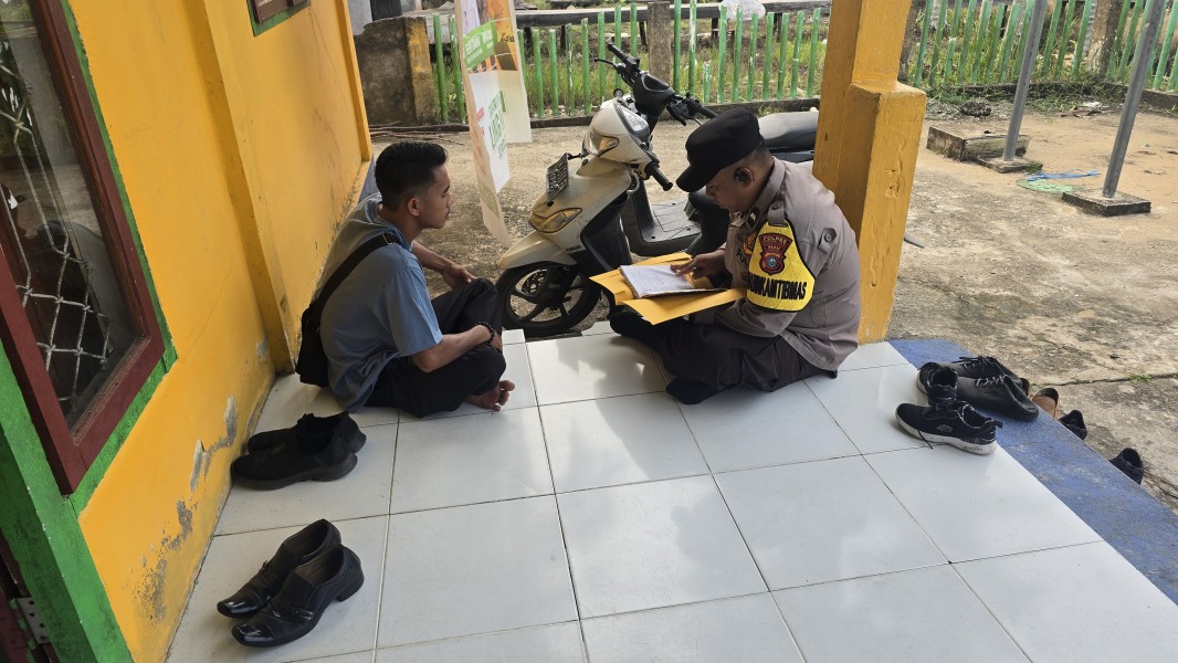 Kuatkan Harkamtibmas di Desa Tj. Simpang, Bhabinkamtibmas Polsek Pelangiran Sambangi Rumah Warga dan Sosialisasi Karhutla