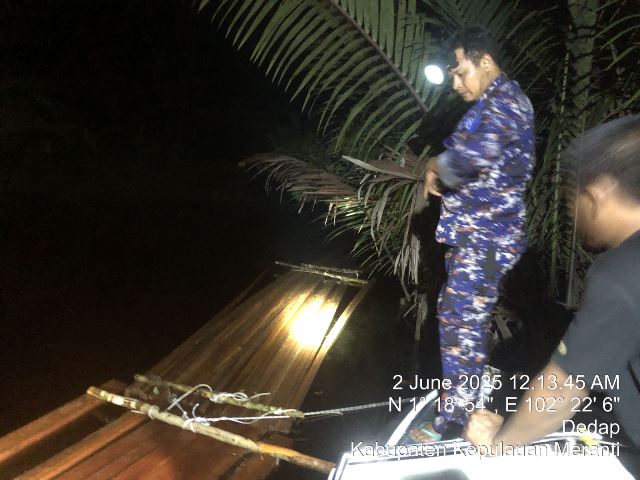 Polisi Temukan 500 Keping Kayu Ilegal di Perairan Desa Dedap, Kepulauan Meranti