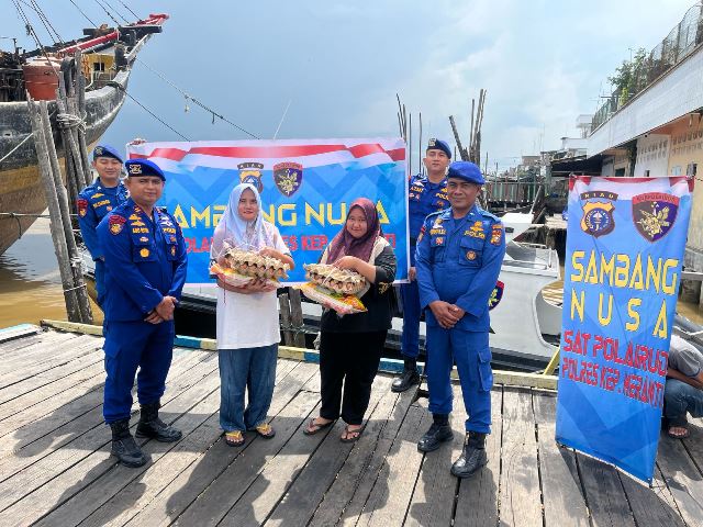 Sambang Nusa Presisi, Sat Polairud Polres Meranti Bagi Sembako Kepada Nelayan