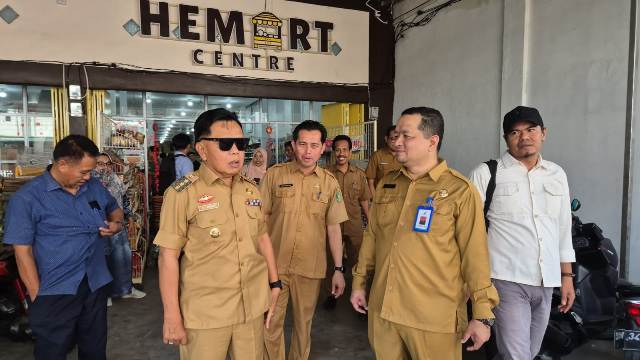 Jelang Lebaran, Bupati Asmar dan BBPOM Pekanbaru Sidak Minimarket di Meranti, Pastikan Produk Aman Dikonsumsi