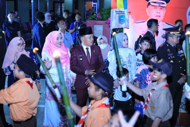 Bupati Meranti Lepas Pawai Obor HUT RI ke-80: Kobarkan Semangat Juang Kemerdekaan