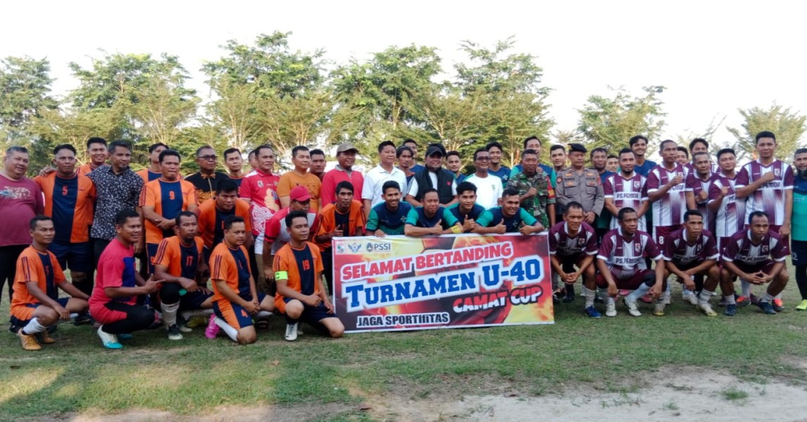 Bupati Zukri Resmi Membuka Turnamen Sepak Bola U40 Camat Cup Pangkalan Kerinci