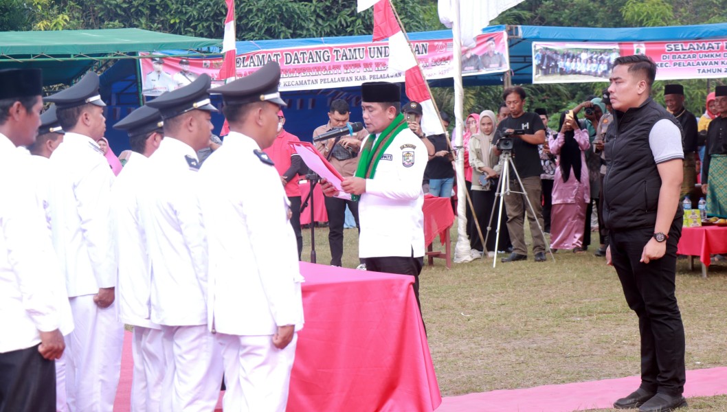 Kukuhkan Perpanjangan Jabatan Kades dan BPD Kecamatan Pelalawan, Bupati Zukri Tekankan Soal Ini