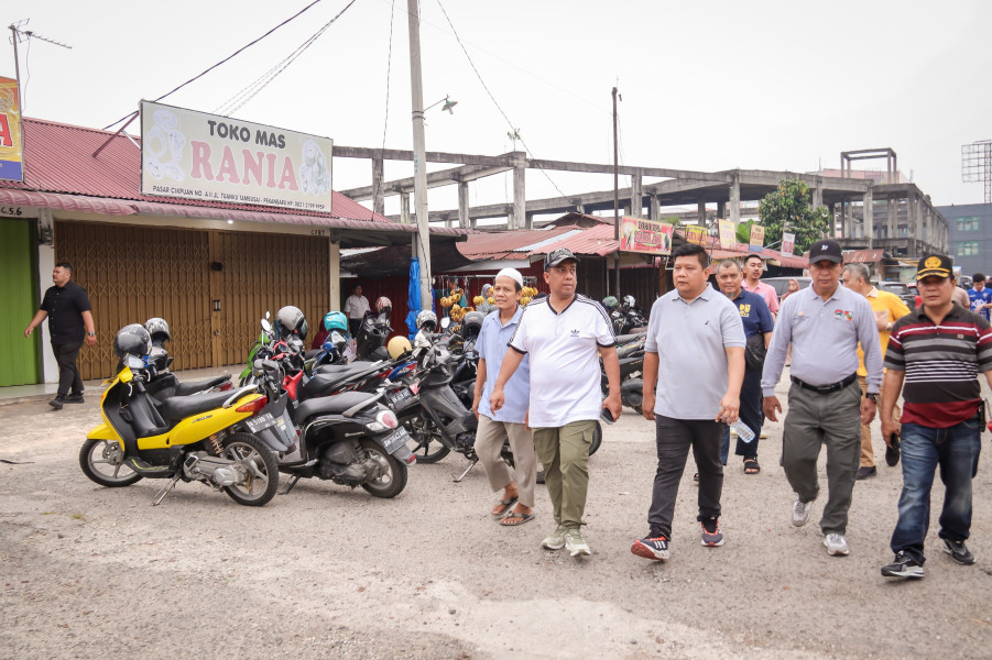 Seluruh OPD Pemko Pekanbaru Ambil Bagian Dalam Gotong Royong Bersama di Seluruh Pasar