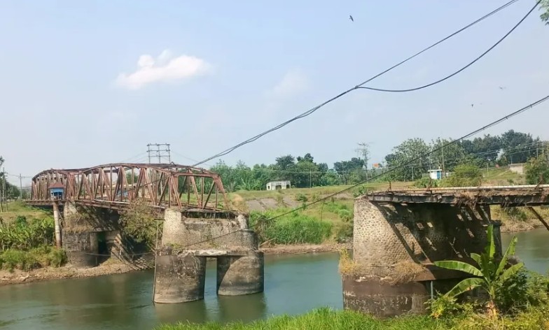 Jembatan Kertosono Ambruk Diterjang Hujan Deras, Akses Warga Lumpuh Total