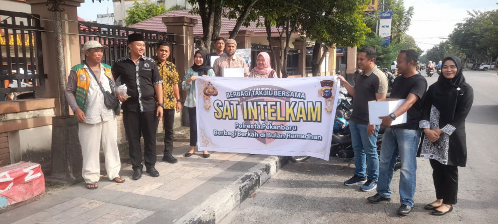 Wujud Kepedulian di Ramadan, Polresta Pekanbaru Bagi Takjil ke Pengguna Jalan