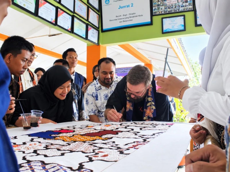 SMKN 4 Pekanbaru Meriahkan Hari Batik Nasional 2026 Bersama Maxim
