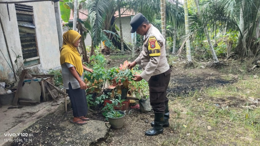 Bripka Heru Susanto Turun ke Jatimoro, Dampingi Warga Rawat Labu, Cabai, dan Lengkuas