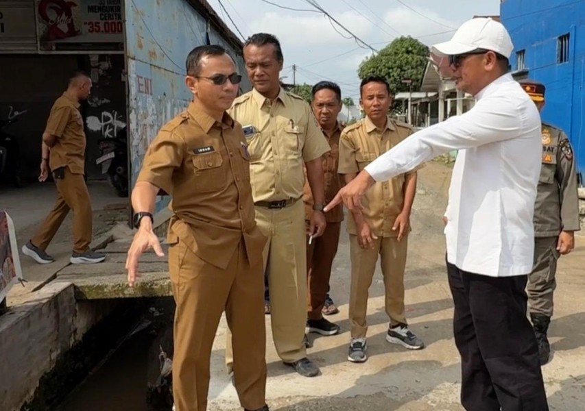 Respon Keluhan Warga, Bupati Pelalawan Tinjau Titik Drainase Macet di Pangkalan Kerinci