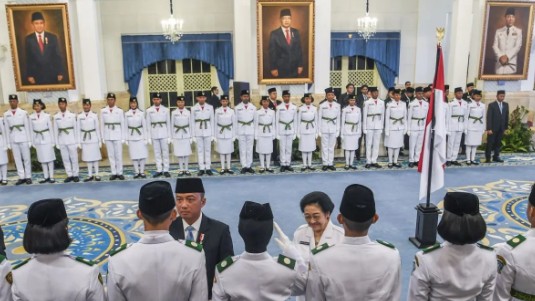 Mensesneg Kukuhkan 76 Anggota Paskibraka 2025 di Istana Negara
