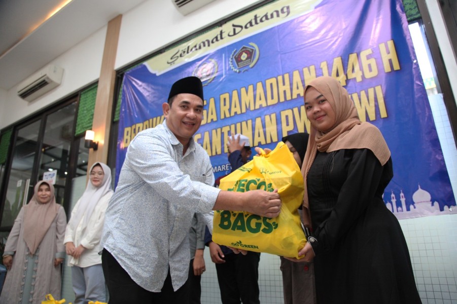 PWI Pusat dan IKWI Gelar Bukbar dan Santunan Yatim Piatu