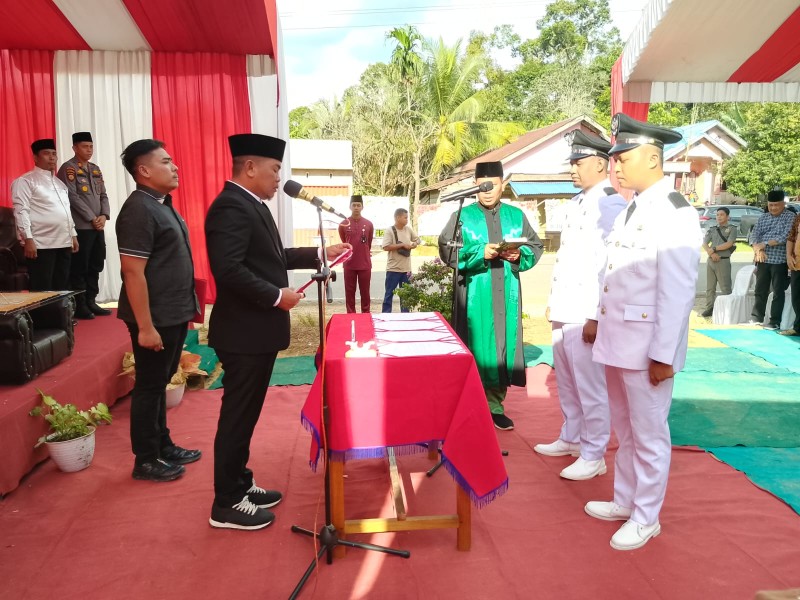 Lantik Kades Ukui Dua dan Tri Mulya Jaya, Bupati Zukri Sampaikan Pesan Penting
