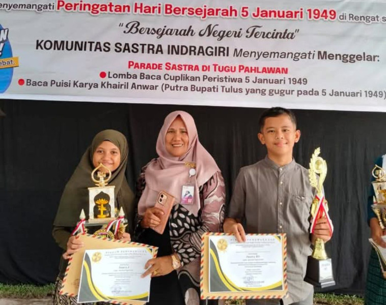 Lomba Puisi Bersejarah di Rengat, Siswa SDN 019 Kampung Dagang Sabet Juara