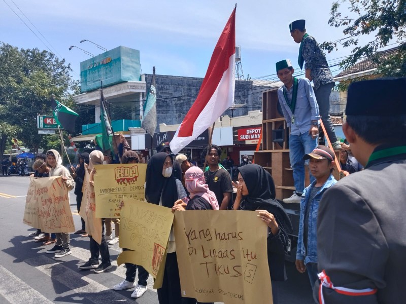HMI Gelar Aksi Protes di Mapolres Situbondo, Tuntut Keadilan untuk Affan Kurniawan