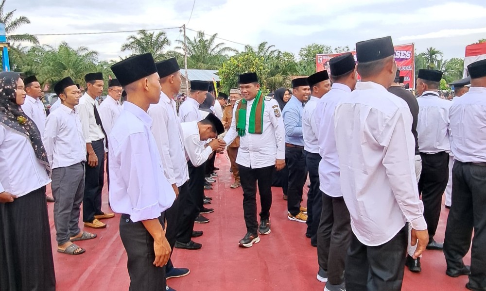 Kukuhkan Perpajangan Jabatan Kades dan BPD se Kecamatan Teluk Meranti, Ini Pesan Bupati Zukri