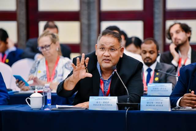 “Budak Algoritma: Ketika Viral Mengalahkan Kebenaran”