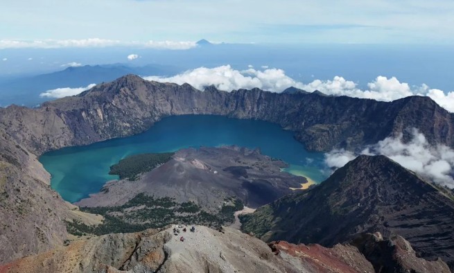 Wisatawan Asal Swiss Terpeleset Saat Turun dari Puncak Rinjani, Alami Cedera Serius