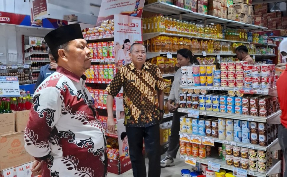 Pastikan Harga Stabil dan Pasokan Aman, TPID Pelalawan Sidak Pasar hingga Swalayan