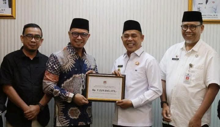 Bupati Inhil Herman Terima Pengembalian Dana Hibah Sisa Penyelenggaraan Pemilu Tahun 2024 Senilai 7,2 Milyar Rupiah