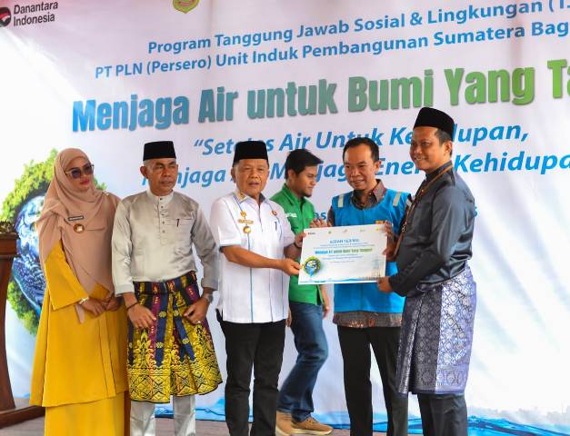 PLN Serahkan Bantuan Air Bersih untuk Meranti, Bupati Asmar Minta Tambahan 100 Titik Sumur Bor