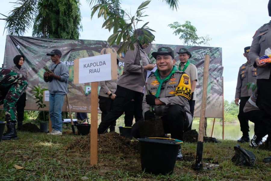 Hari Pohon, Kapolda Riau Pimpin Penanaman 21.000 Pohon Bareng 500 Siswa