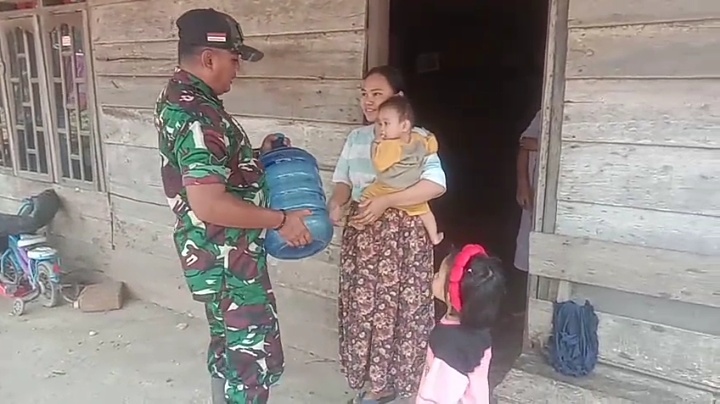 Tanggulangi Krisis Air Bersih, Kodim 0314/Inhil Salurkan Bantuan Air ke Kelurahan Selensen