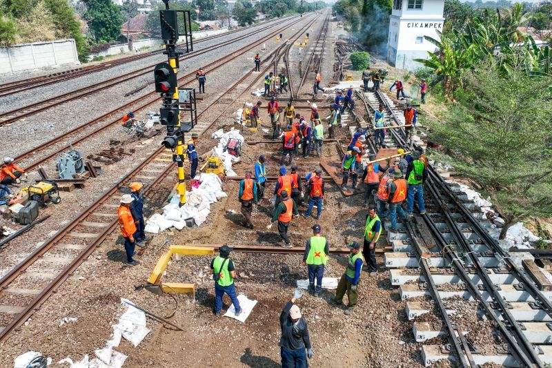 KAI Daop 2 Bandung Tingkatkan Keamanan dan Efisiensi Rel Kereta Api dengan Penggantian Rel Baru Sepanjang 20.450 Meter