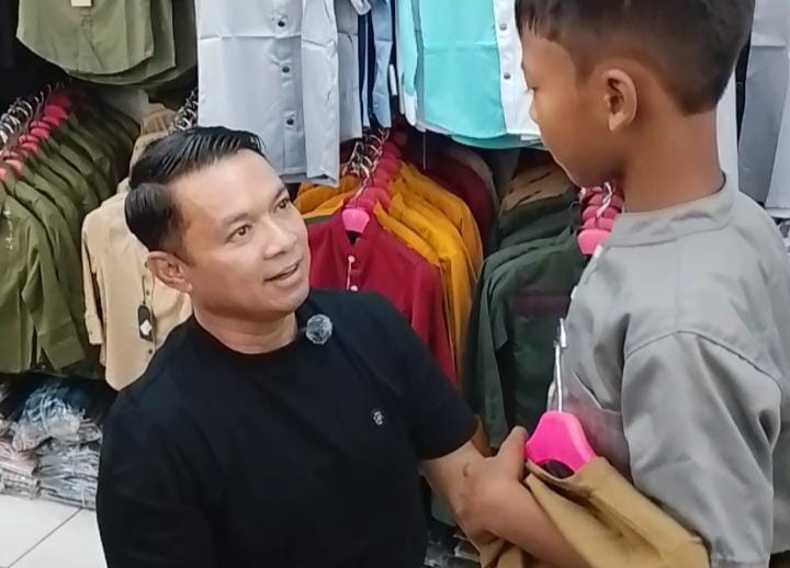Menebar Berkah Ramadan, Owner HT Group H. Husni Tamrin Ajak Keluarga Prasejahtera Belanja Baju Lebaran