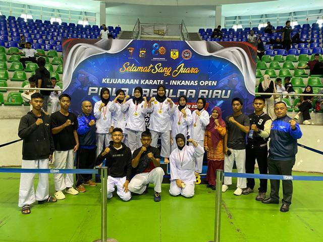 Tim Karate SMAN 6 Pekanbaru Sabet 13 Medali di Inkanas Open, Kepsek Yon Hendri: Terimakasih Para Siswa