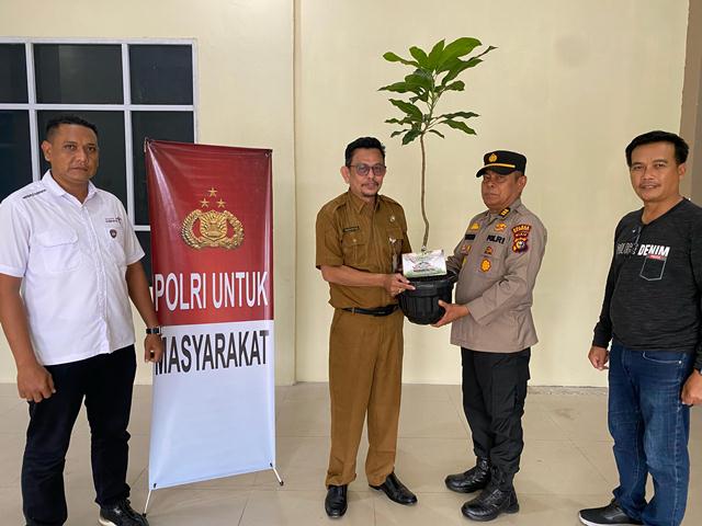 Sambut Hari Lahir, Staf Ahli Bupati Terima Kado Bibit Buah Dari Polres Kepulauan Meranti