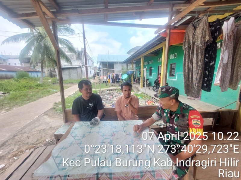 Babinsa Koramil 11/PBR Jalin Silaturahmi dengan Warga Desa Keramat Jaya di Momen Lebaran Idul Fitri 1446 H