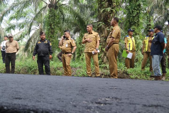 Pj Walikota Pekanbaru Tinjau Langsung Pembangunan Jalan Baru di Rumbai Barat