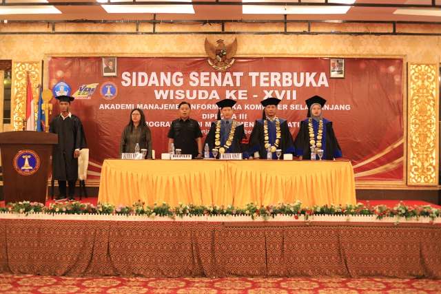 Bupati Asmar Hadiri Wisuda Ke-XVII AMIK Selatpanjang, Dorong Lulusan Jadi Generasi Adaptif dan Inovatif