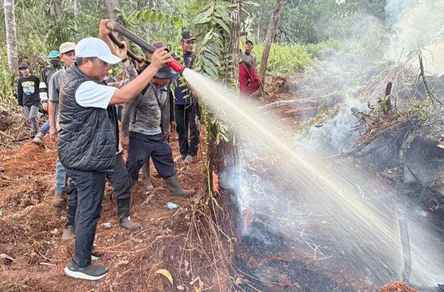 Turun ke Lokasi Gambut, Bupati Zukri dan Kapolres Pelalawan Kawal Pemadaman Karhutla di Kerumutan hingga Malam