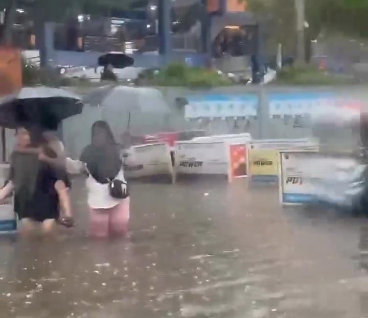 Diguyur Hujan Deras, Akses Wisata Lembang Lumpuh Terendam Banjir